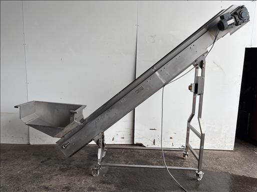 Flighted elevator conveyor