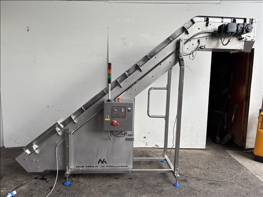 Flighted elevator conveyor