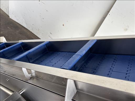 Flighted elevator conveyor