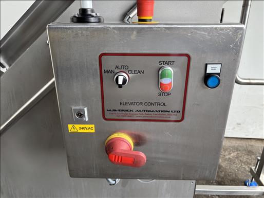 Flighted elevator conveyor