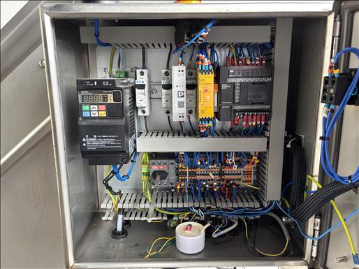 Flighted elevator conveyor