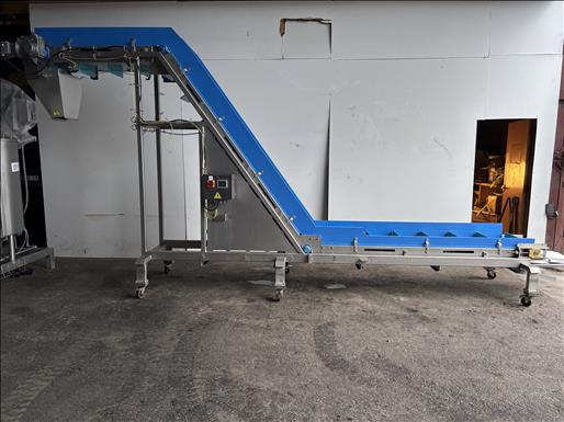 Flighted elevator conveyor