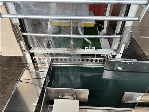 Sleeve wrapper and shrink tunnel