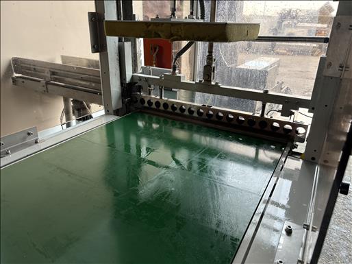 Sleeve wrapper and shrink tunnel