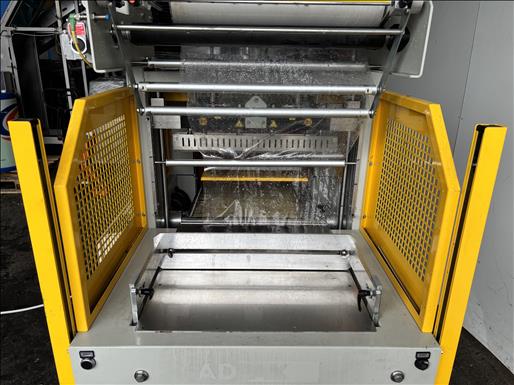 Monoblock semi auto shrink wrapper with sealing bar