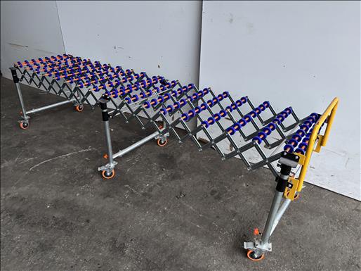 Flexible roller conveyor