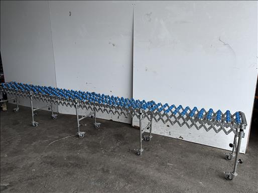 Flexible roller conveyor