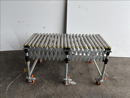 Flexible roller conveyor