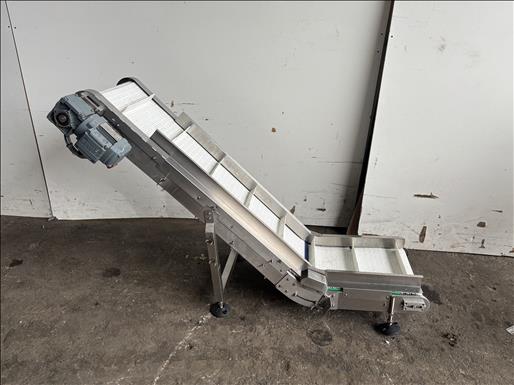 Flighted elevator conveyor