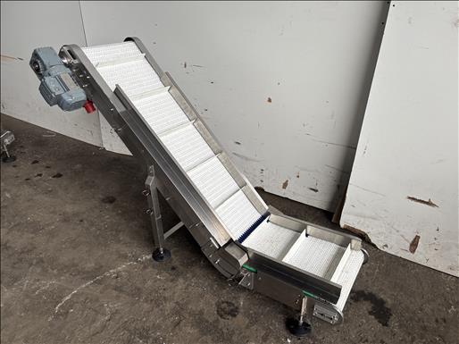 Flighted elevator conveyor