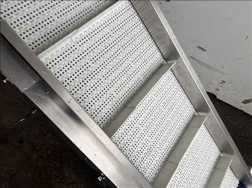 Flighted elevator conveyor