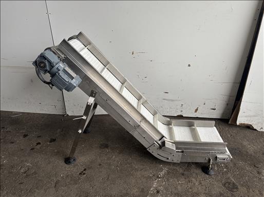 Flighted elevator conveyor