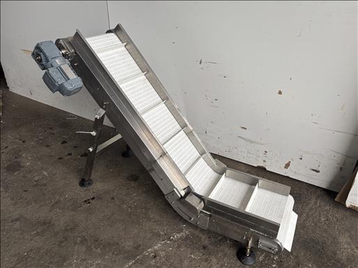 Flighted elevator conveyor