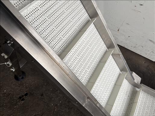 Flighted elevator conveyor