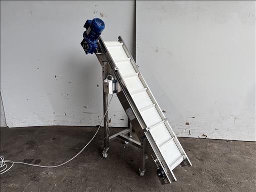 Flighted elevator conveyor