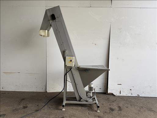 Flighted elevator conveyor