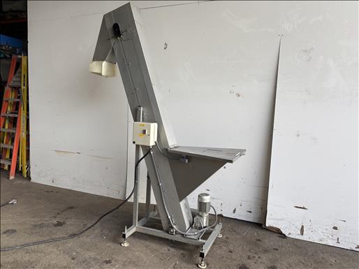 Flighted elevator conveyor