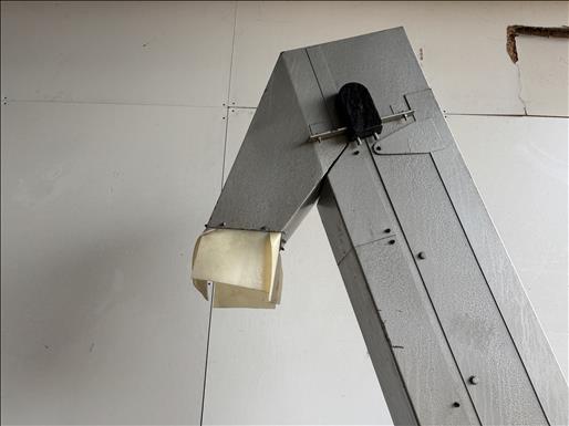 Flighted elevator conveyor