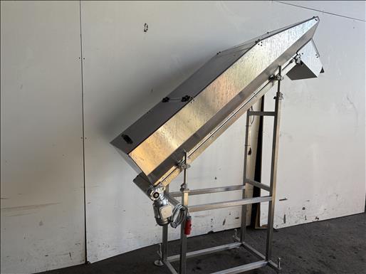 Flighted elevator conveyor