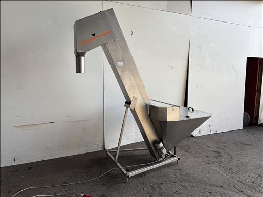 Flighted elevator conveyor