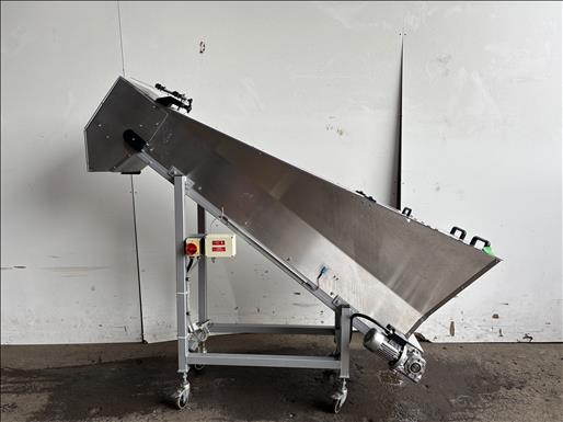 Flighted elevator conveyor