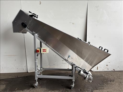 Flighted elevator conveyor