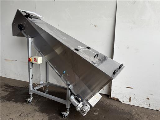Flighted elevator conveyor