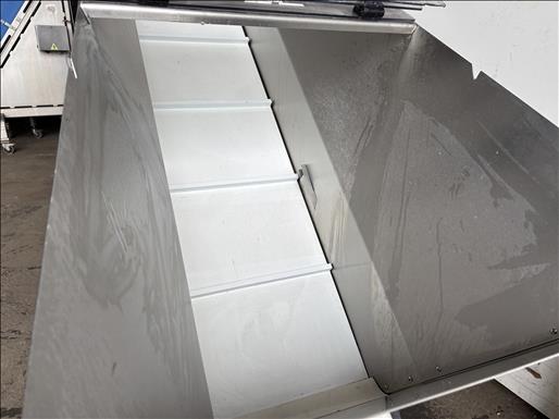 Flighted elevator conveyor