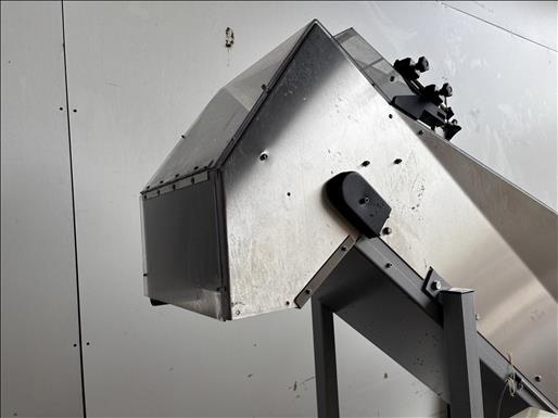 Flighted elevator conveyor