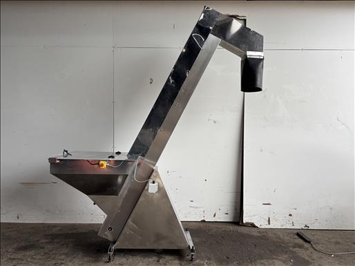 Flighted elevator conveyor