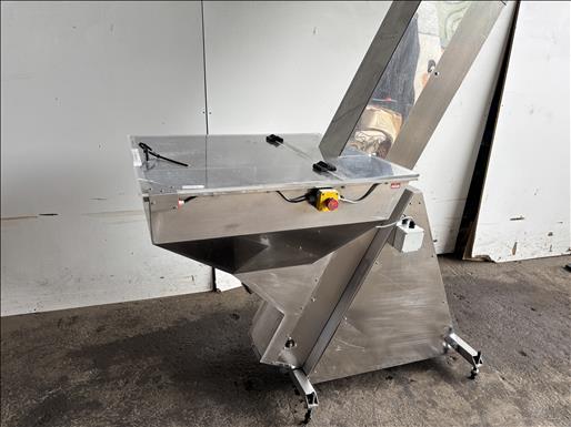 Flighted elevator conveyor
