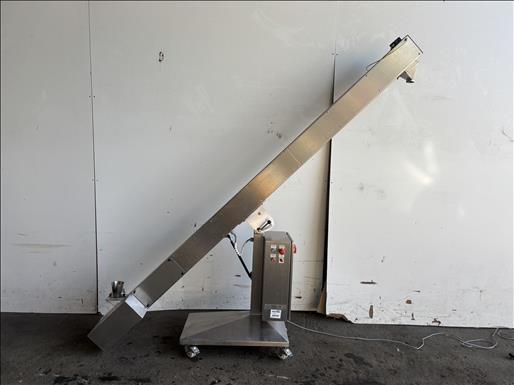 Flighted elevator conveyor