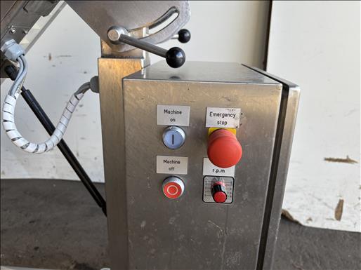 Flighted elevator conveyor