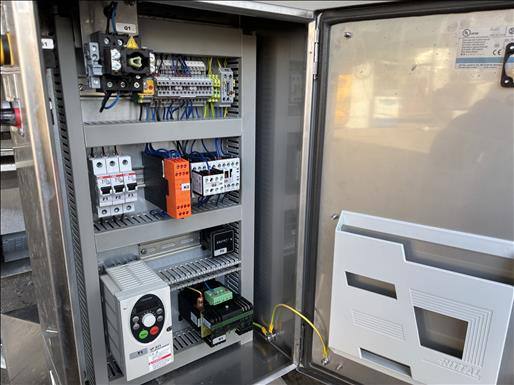 Flighted elevator conveyor