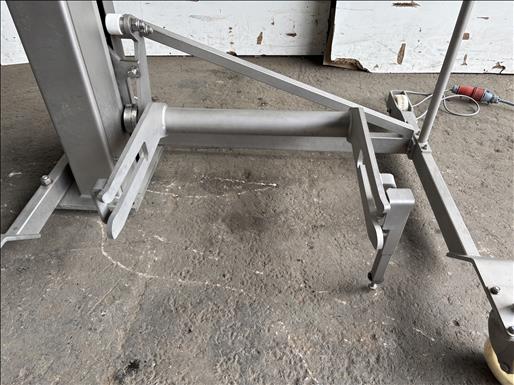 Mobile tote bin hoist