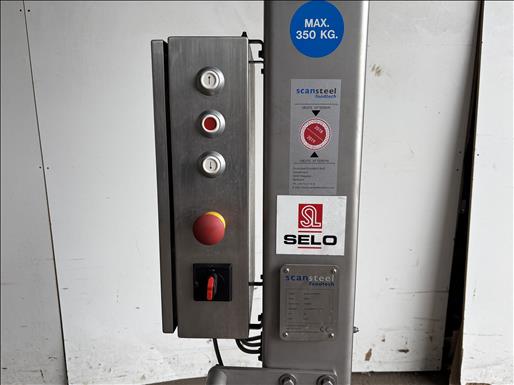 Mobile tote bin hoist