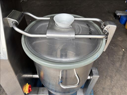 Vertical cutter mixer