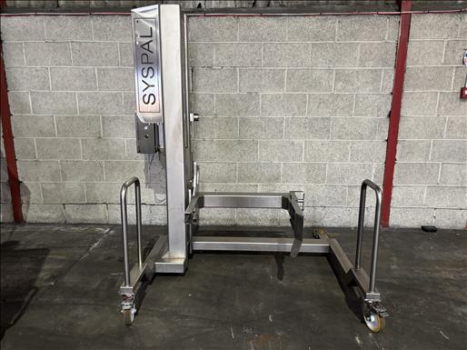 Tote bin lifter