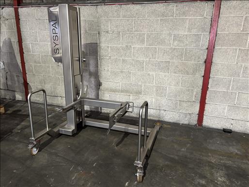 Tote bin lifter