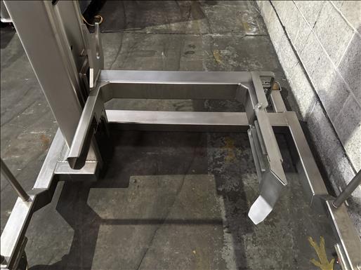 Tote bin lifter