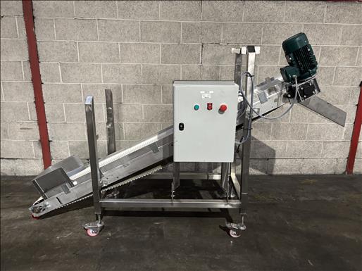 Flighted elevator conveyor