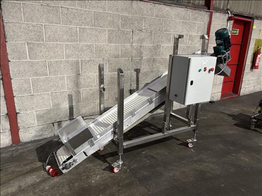 Flighted elevator conveyor