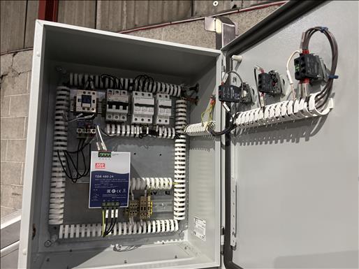 Flighted elevator conveyor