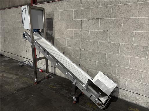 Flighted elevator conveyor
