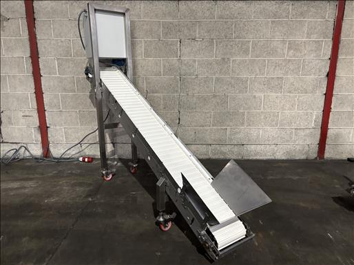 Flighted elevator conveyor